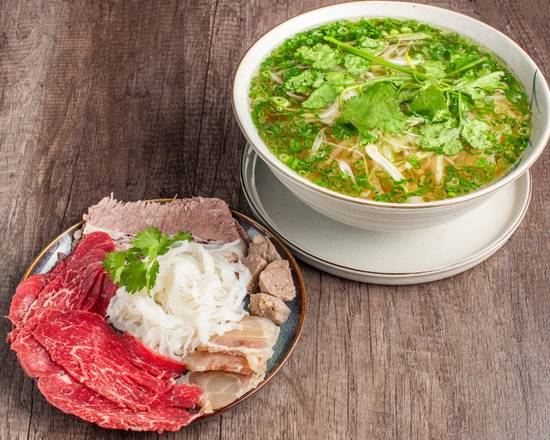15. Special Rice Noodle Soup (Large) (特别牛肉粉) (大)